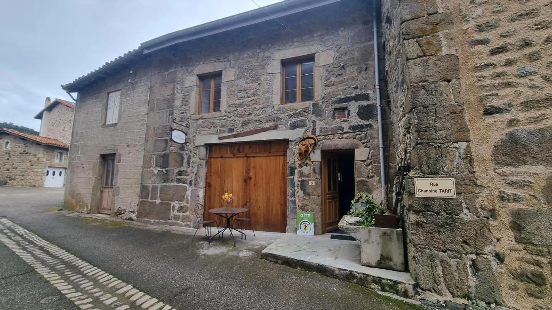 Gite Spacieux A Sauvain Avec Garage Et Vues Historiques - Fr-1-496-353